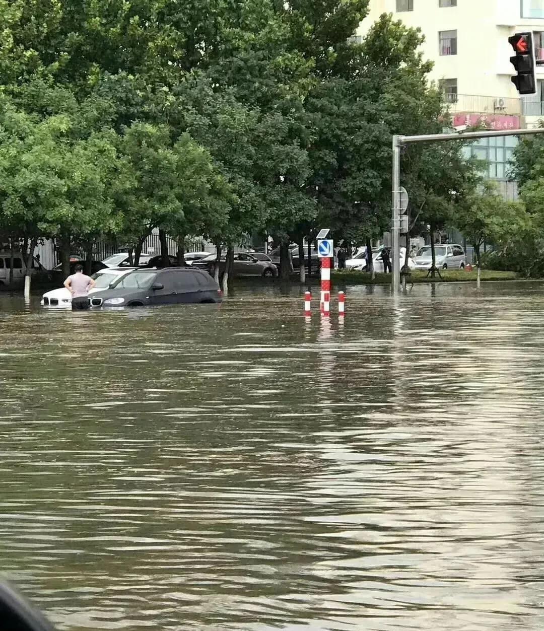 海边的烟台莱山10天两涝，很多人说是雨太大太急了，没有人反思地下排污管网的问题。