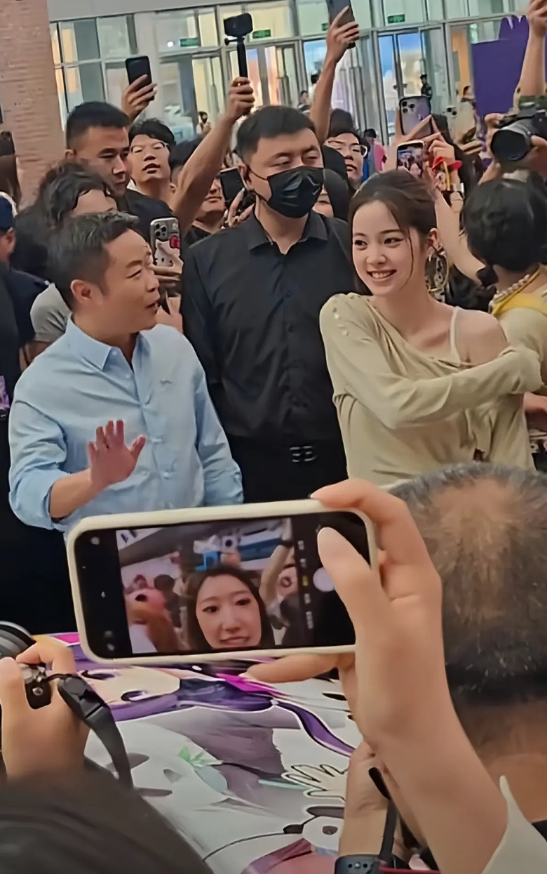 何小鹏与他的新代言人欧阳娜娜网友：这可是欧阳娜娜，站在她身边就已经很幸福了