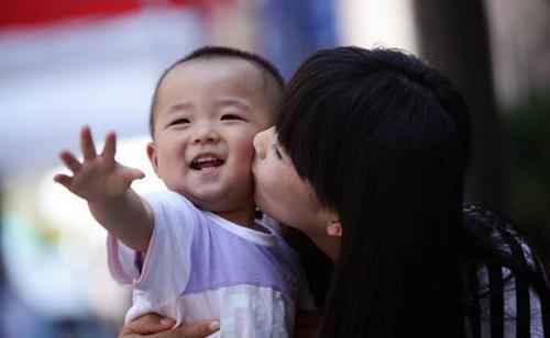 亲戚这样逗孩子, 妈妈当场翻脸了, 别拿无知伤我儿!