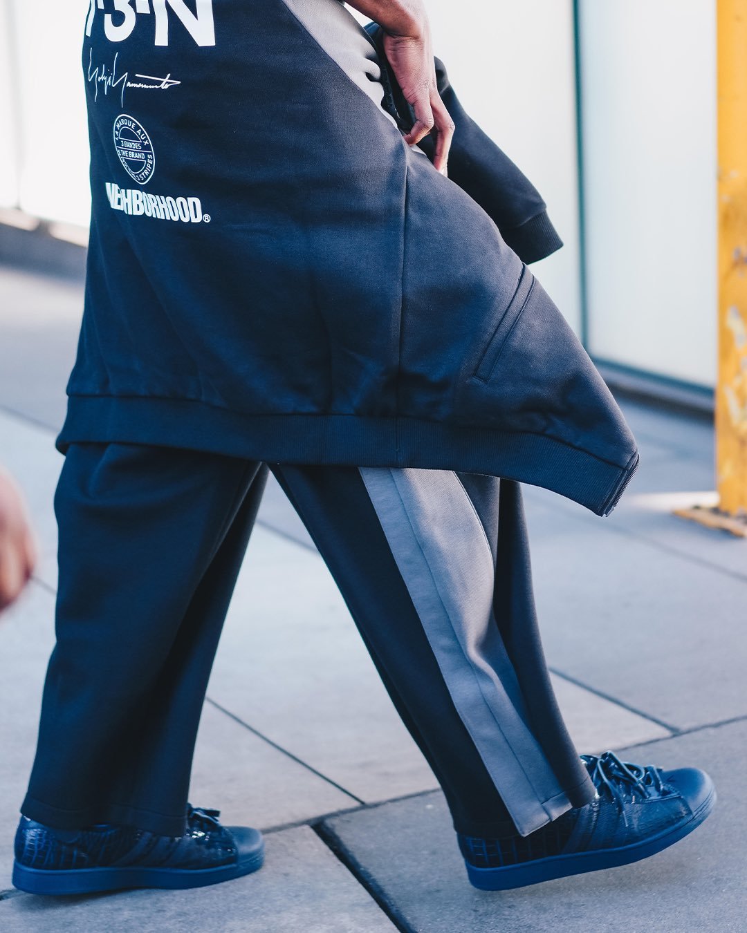 也是穿上爱德华兹联名贝壳头了