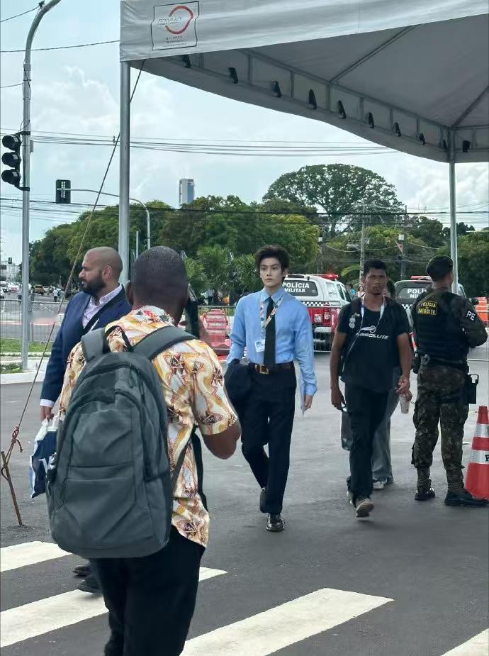 丁禹兮讲英文，丁禹兮早八上班look，谁懂这个小丁的轻熟男友感呢，一整个有被帅到