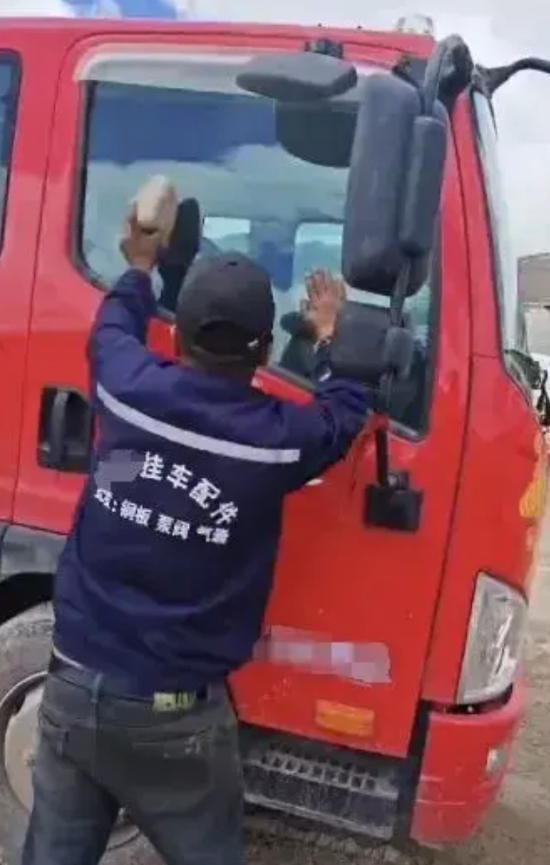 青藏线又出事了！6月17号，河北邢台一位卡车司机被发现在驾驶座上离世，救援人员愣