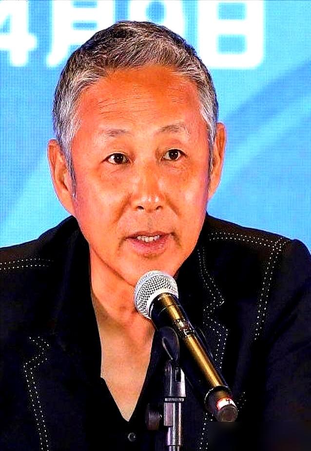 谁敢当众调侃巩俐的三个丈夫？陈道明一开口，姜文脸红到了脖子根，葛优还在旁边拱火。