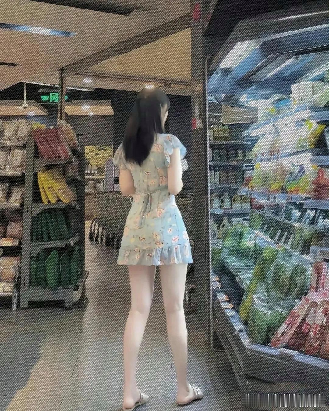坦白说，这是我迄今为止见过身材最好的女孩。线条匀称流畅，不刻意纤瘦，自带舒