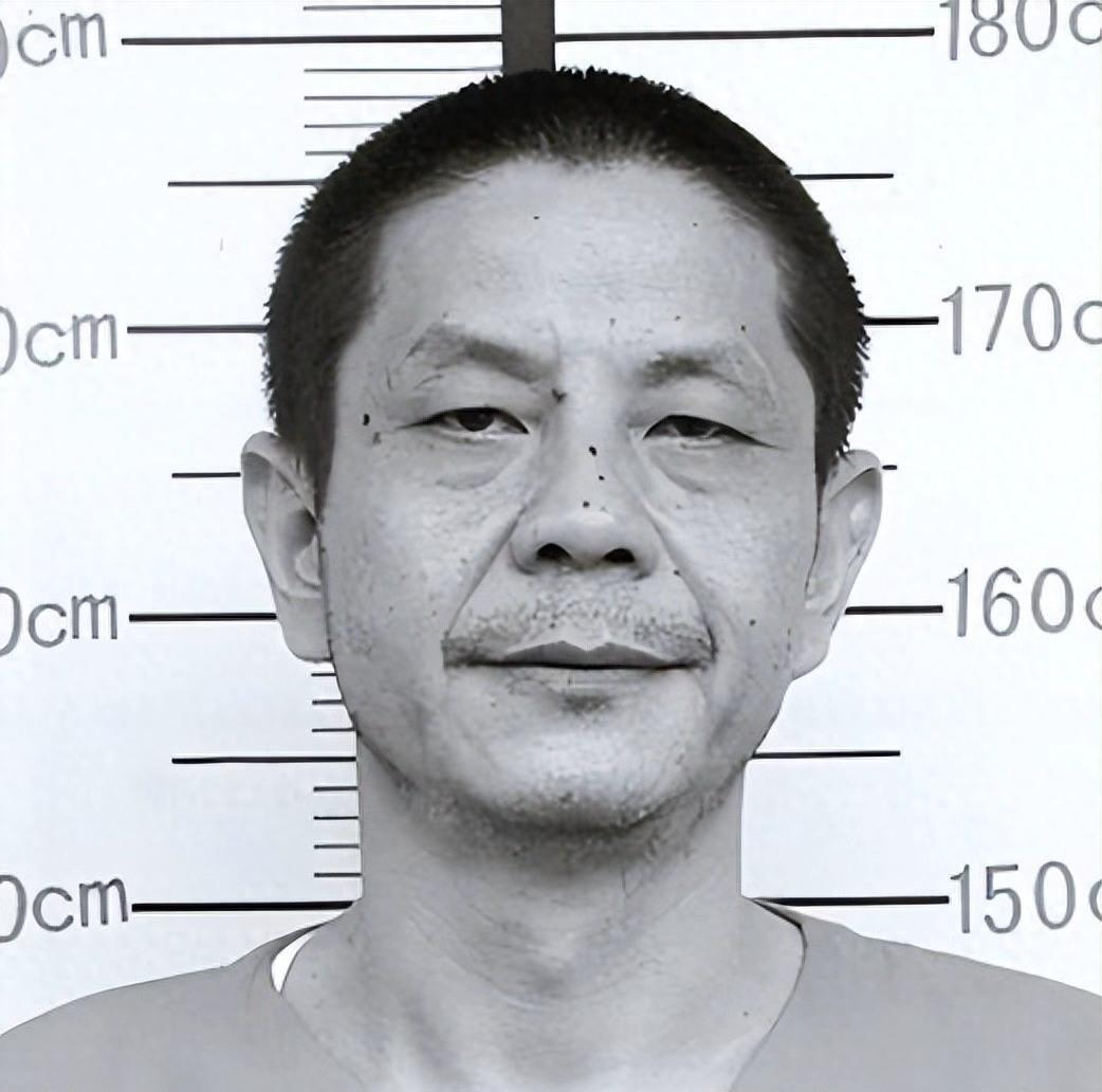 最近看新闻，重庆陈明亮案挺火的。他以前是个有钱人，开酒店、搞古玩，但后来被抓了，