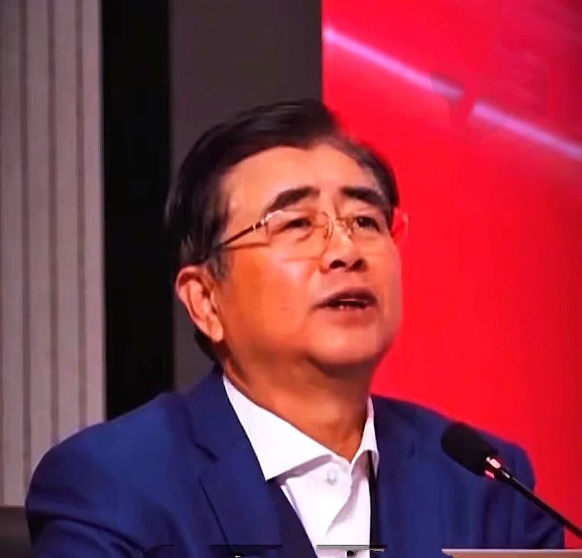 足协一声令下，八家草根联赛明年必须改名、同价、同裁判，听着像一统江湖，实则手里没