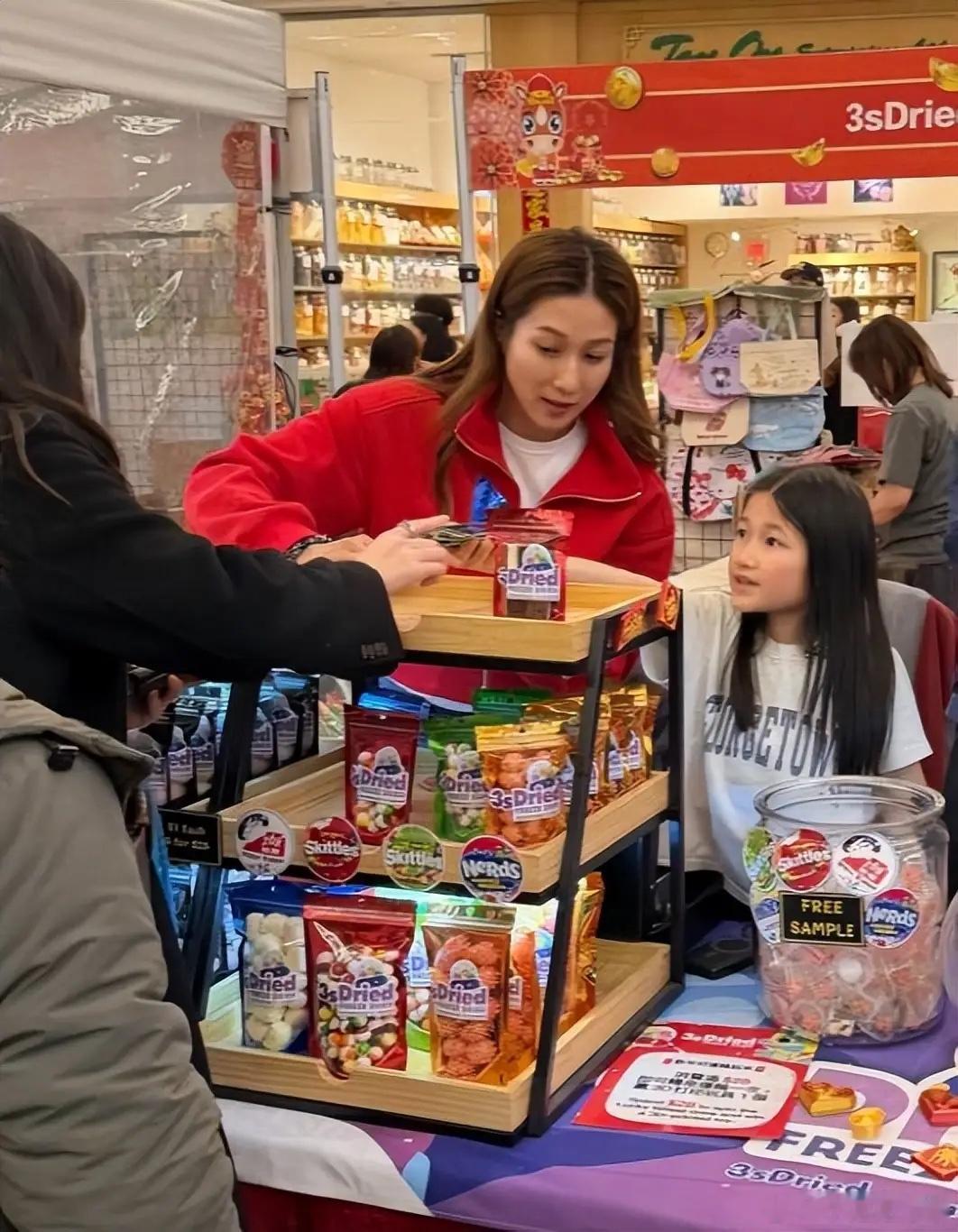加拿大偶遇钟嘉欣，41岁依然保养得当，女儿颜值高！