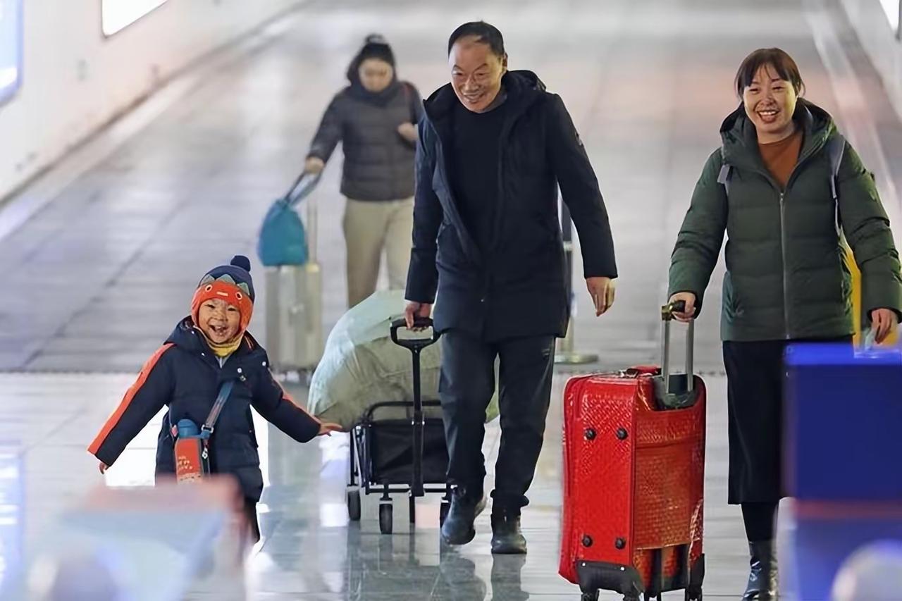 一大批年轻人，开始“反向过年”！这不是叛逆，而是最清醒的团圆选择。不再抢票挤