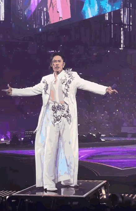 患难见真情！阿信掉下去以后，吴建豪连爬带滚的去救他，言承旭周渝民也第一时间去帮阿