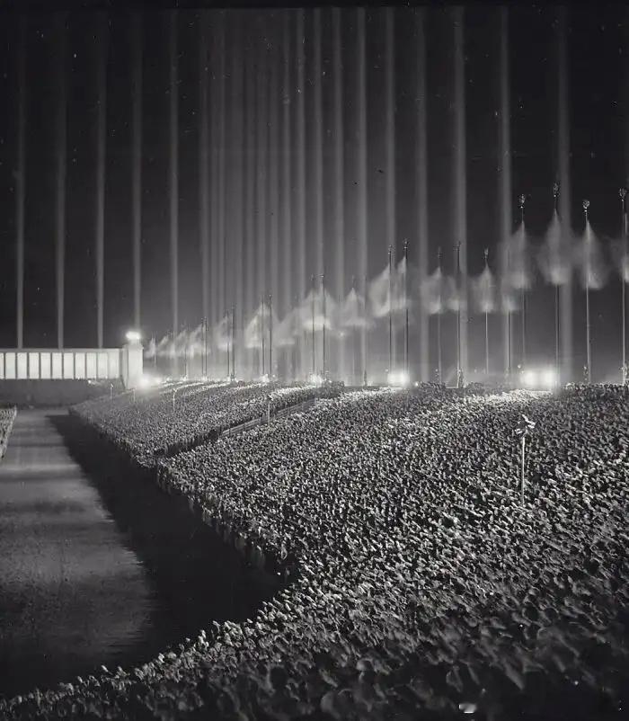 1937年纳粹在纽伦堡的“光之大教堂”举行集会。由AlbertSpeer设计