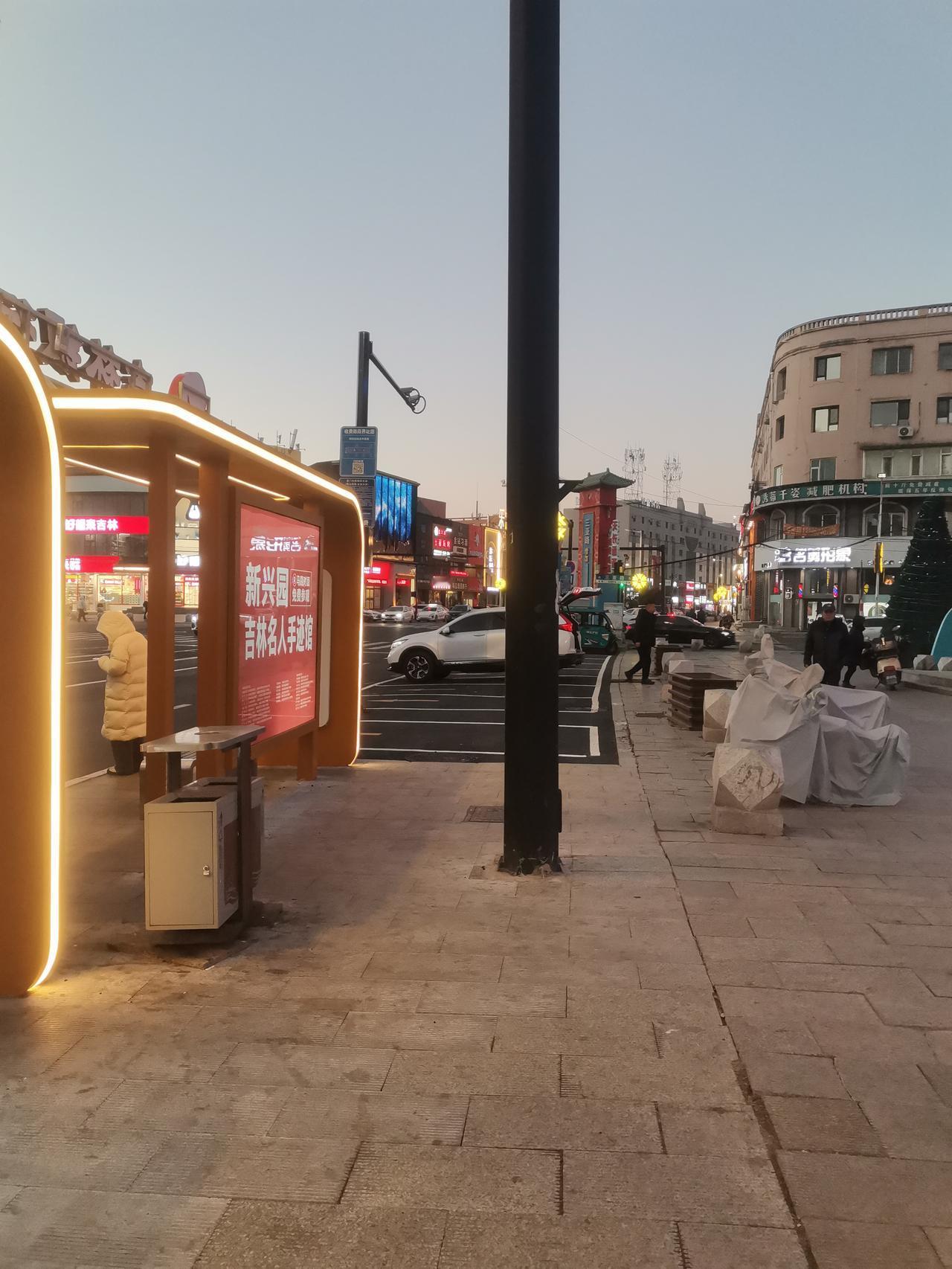 临近傍晚，吉林市厦门街灯火稀疏，行人寥寥，少了几分人间烟火气。在吉林市丰满区