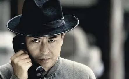 1943年我党一名同志被叛徒出卖，被敌人重重围住。令人奇怪的是，解放后，他还连声