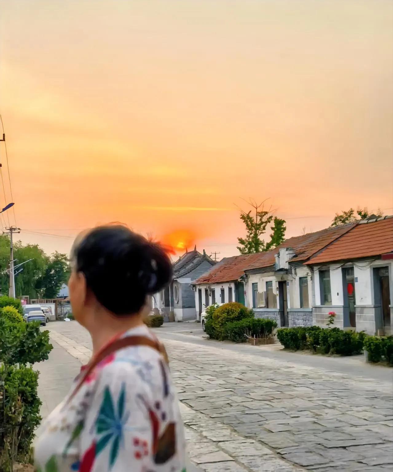 #我的宝藏兴趣#这是青岛古县夕阳，真美啊。当年那里是以古镇风景区而出名，所以青岛
