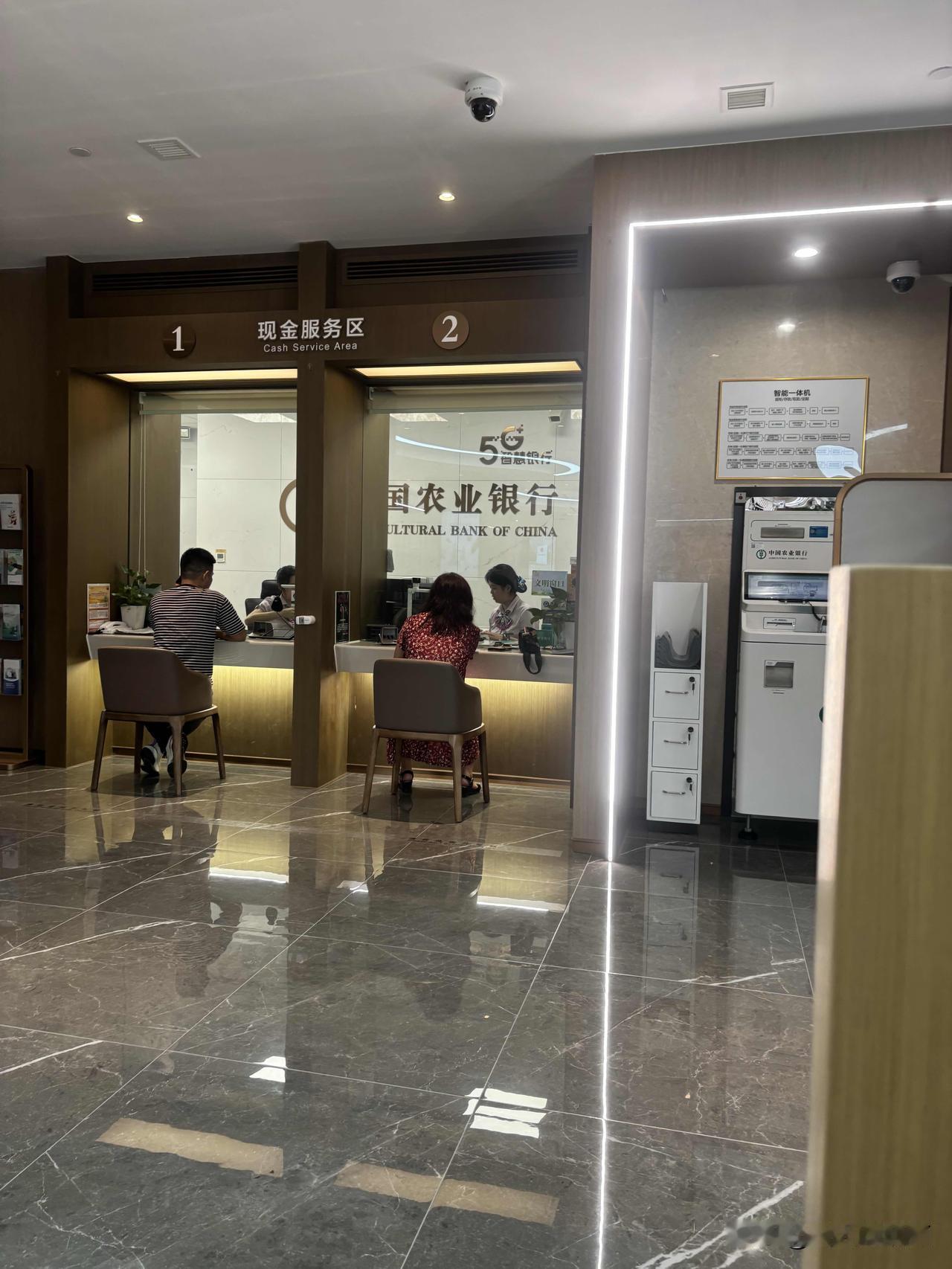 今天来银行办点事情，发现这装修很有意思。以前都是一排排的柜台窗口，取钱存钱，都