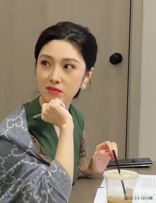 长得比周涛漂亮的一位女主持人出现了，她的美让人感觉淳朴自然，端庄大气，这才是真正