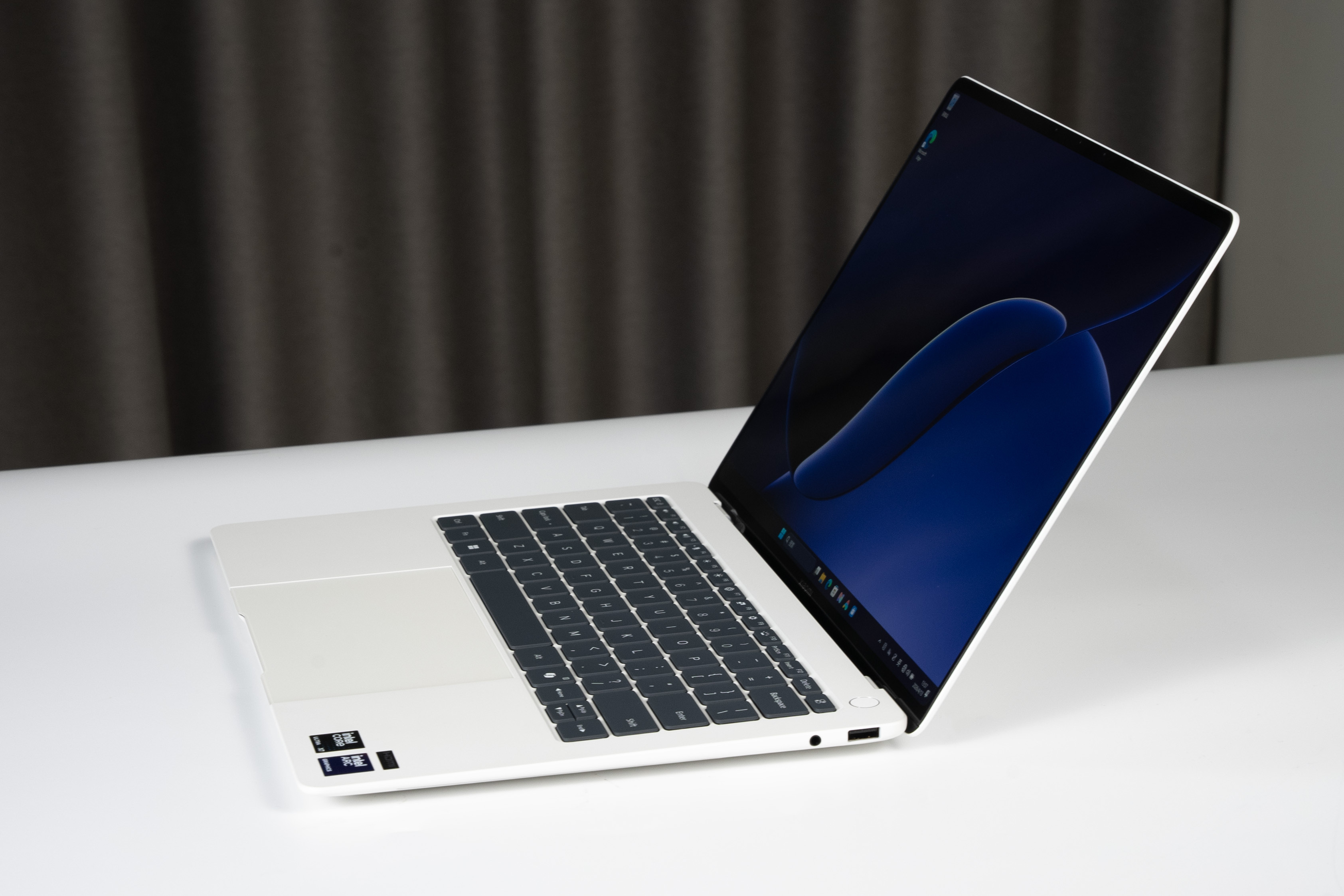 1公斤的笔记本能玩3A大作？这话要是放在两年前，那就是纯扯淡，但是来到2026年