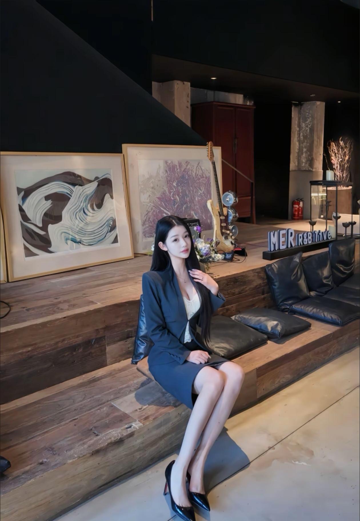 画卷映人影，琴声入梦来。