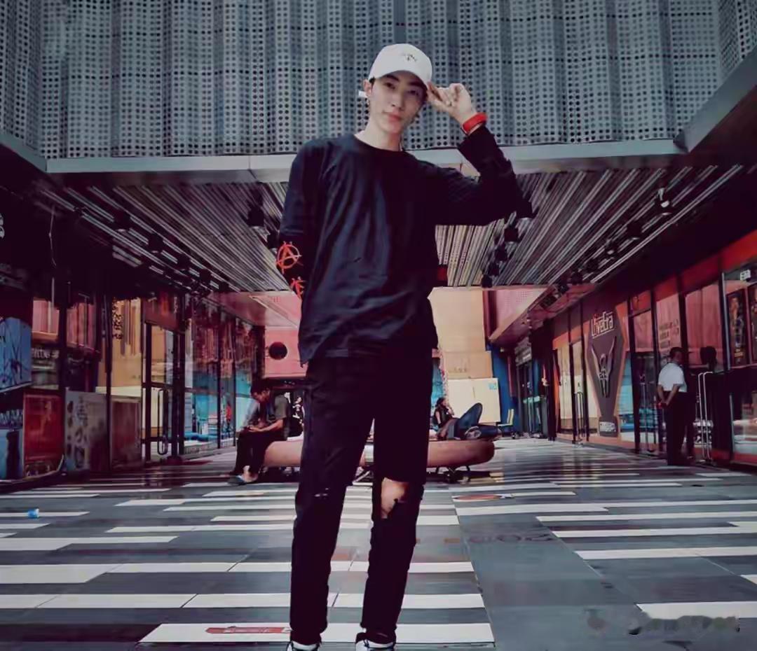 著名的DJ韩赵利1月15号突发疾病逝世终年34岁，韩赵利在街舞界非常有名，他是因