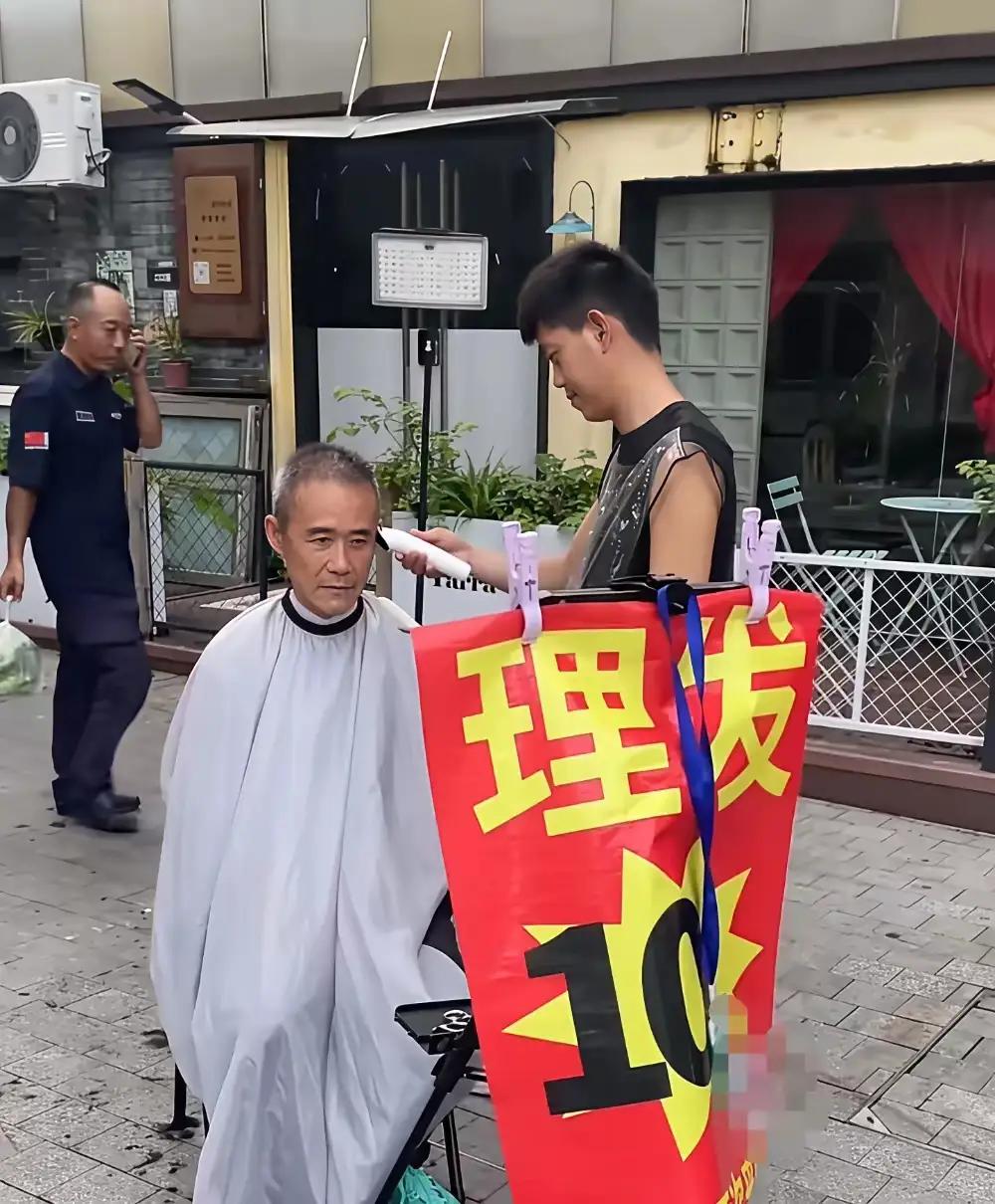 王石不简单，在村头理发。这不在你钱多钱少，这叫人间烟火气，这也是心态的转变，为他