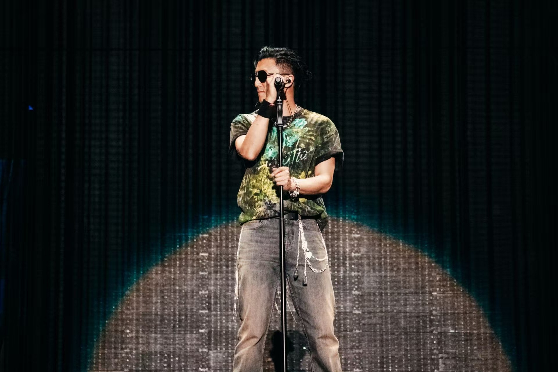 来自昨晚谢霆锋杭州演唱会现场的精彩一幕～当高潮环节演唱到经典歌曲《香