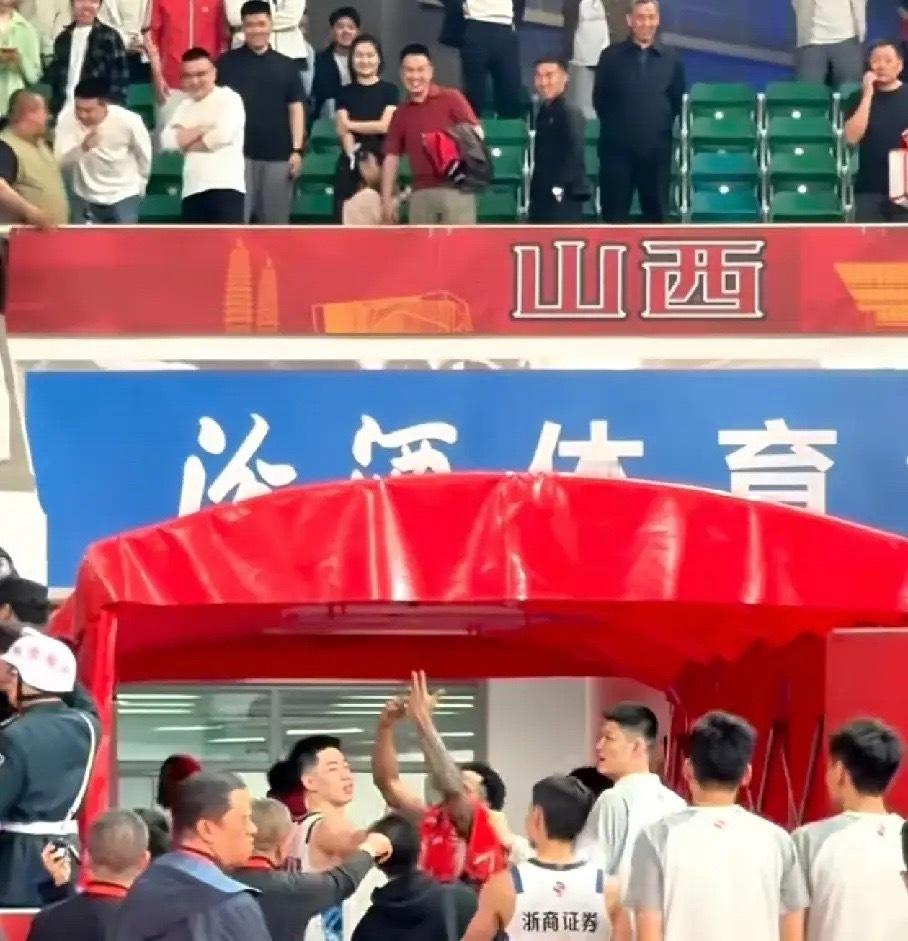 王博与布朗或收罚单。山西男篮击败浙江广厦男篮，但是潘江指导给人感觉不是很高兴。有