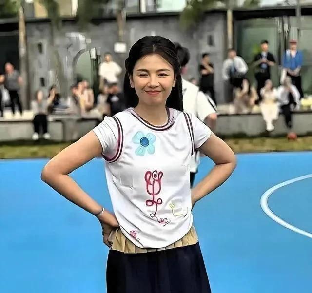 47岁刘涛三亚球场运动，身材极好但法令纹明显，昔日女神也显老