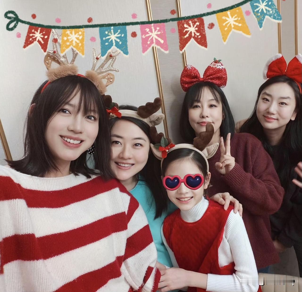 世界小姐张梓琳晒圣诞聚会照，9岁女儿胖妹正脸照曝光。虽然胖妹眼睛被打了码，但脸型