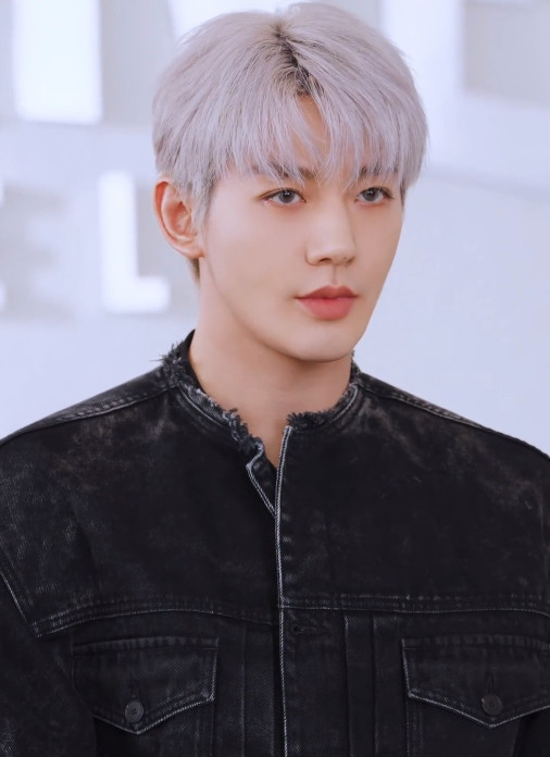 邓为牛仔夹克白发顺毛look邓为白发可食度邓为牛仔夹克白发顺毛look，谁来懂