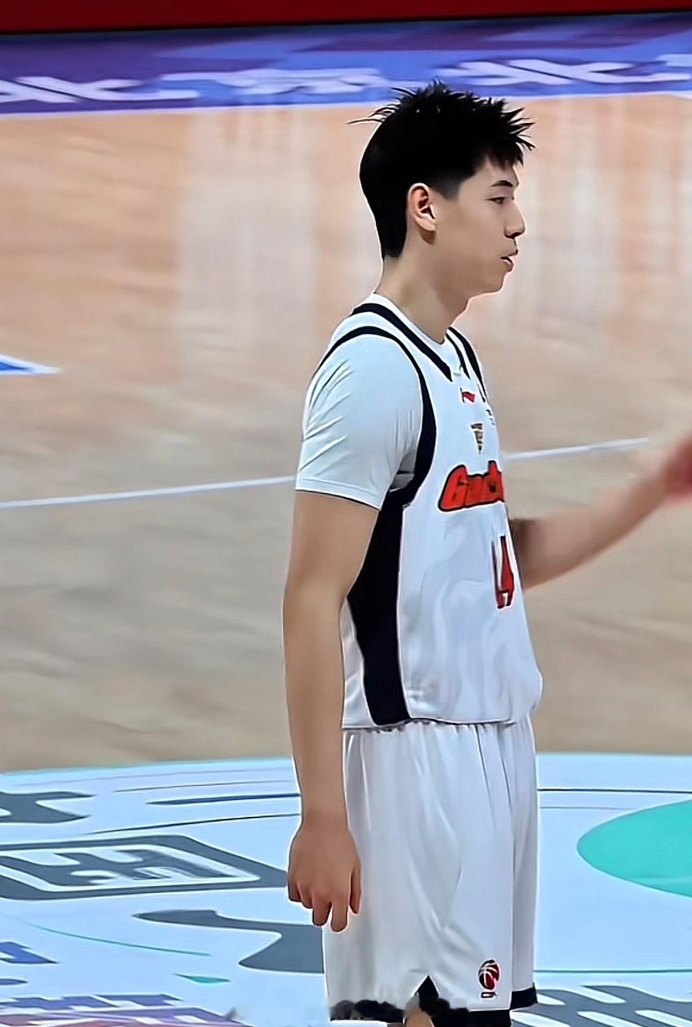 CBA水平肯定是高于NBA夏季联赛的，崔永熙在今年季后赛6场比赛场均出战15分钟