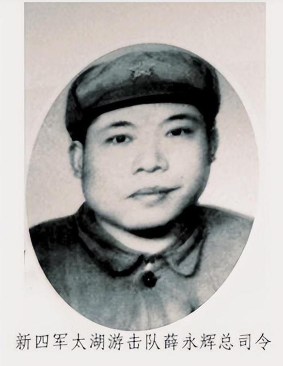 1944年，游击队因叛徒告密，躲进芦苇荡里啃了一个月芦苇，出来后却看到一名吃得白