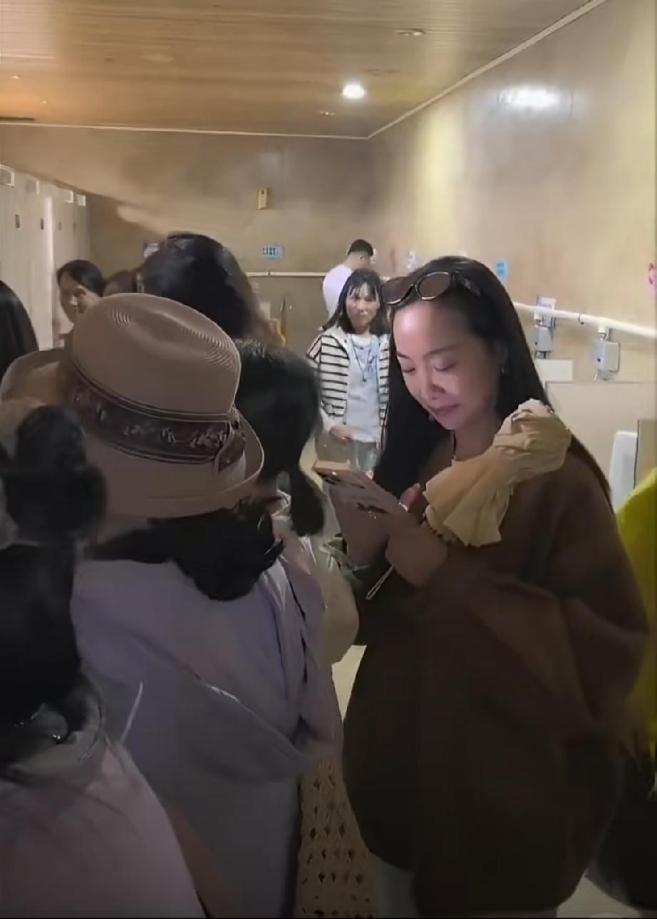 端午假期，景区内女游客们纷纷借用男厕，角落的男同志还好吗？男女厕标识女厕男演