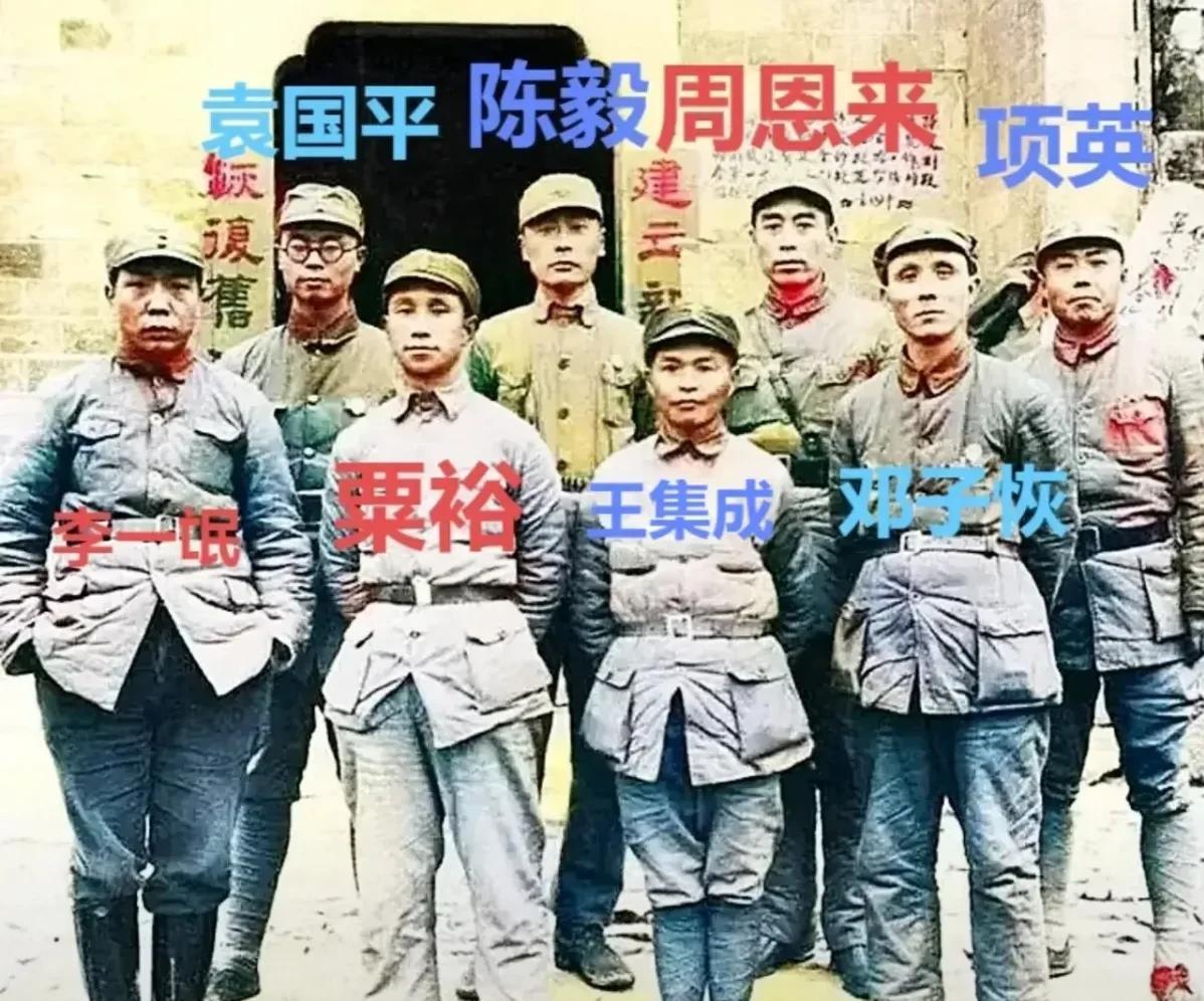 老一辈革命家们，拍照是从来不讲C位的，主打一个随心所欲，随便站…就拿这张新四军