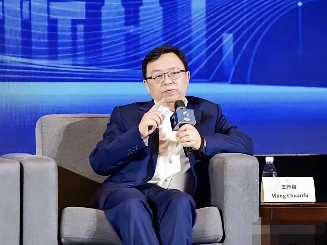 王传福这话一出口，制造业圈里炸开了锅。“宁愿国内地价高一点，厂也不搬”，听