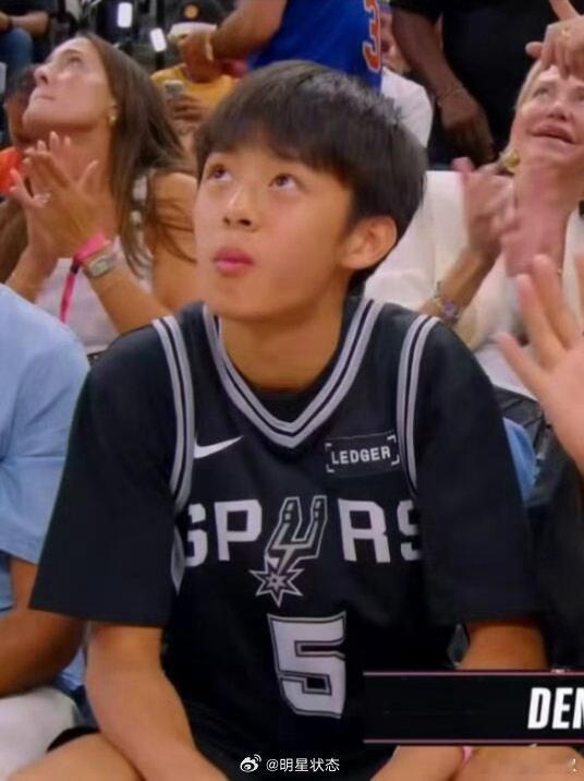 孙俪和邓超的儿子等等太帅了，而且明显比超哥稳重，真怕他老爹在NBA赛场兴奋的跳起