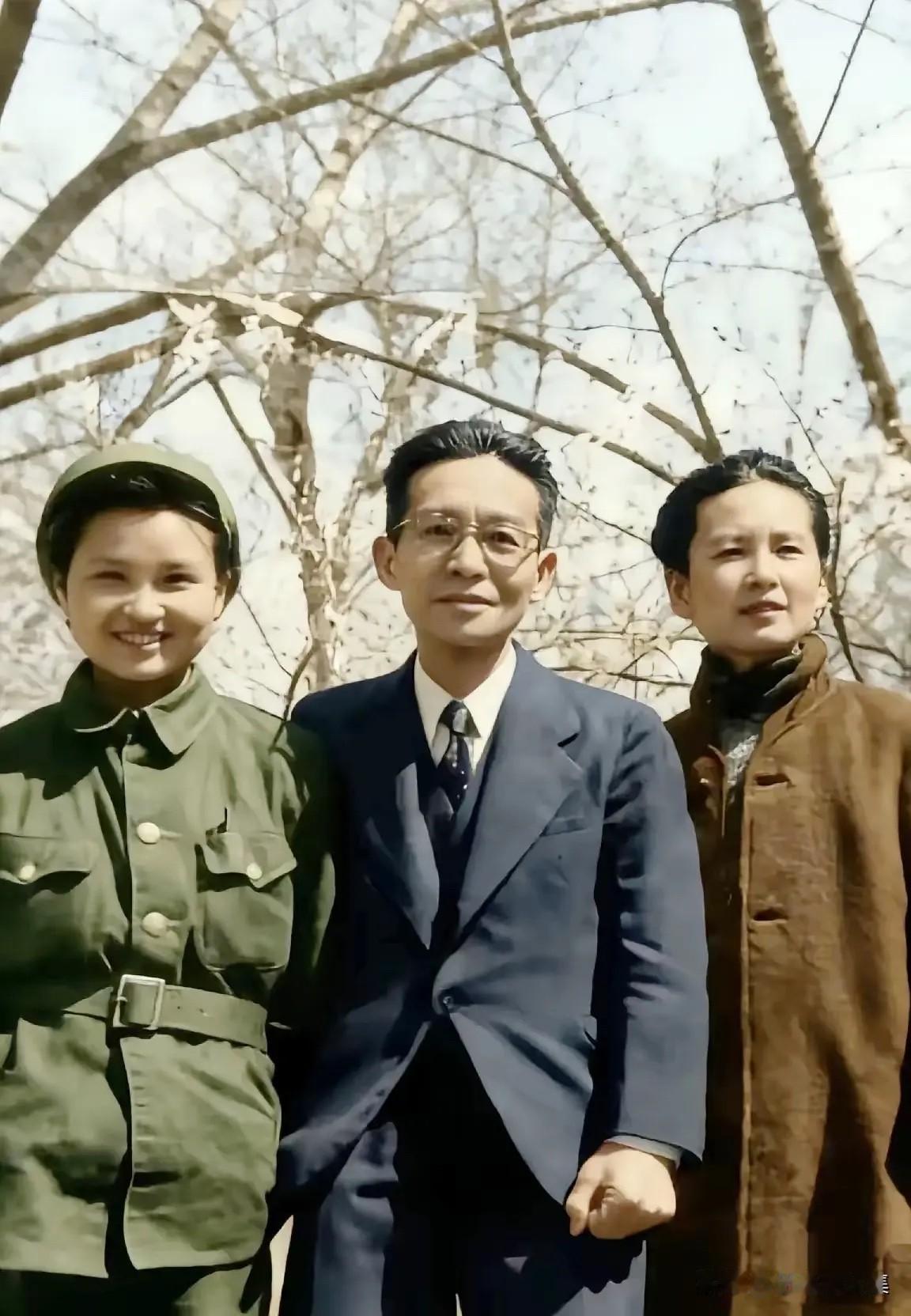 1949年4月，在清华大学新林院的海棠树下，著名建筑学家梁思成、林徽因夫妇为即将
