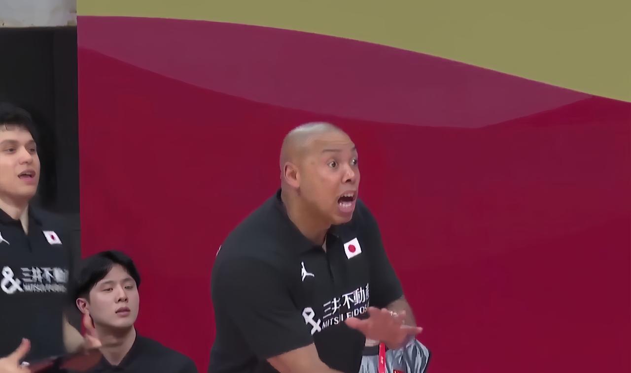 小日子的女篮主教练就这德行？今晚中国女篮32分大胜日本女篮后，日本女篮主教练表