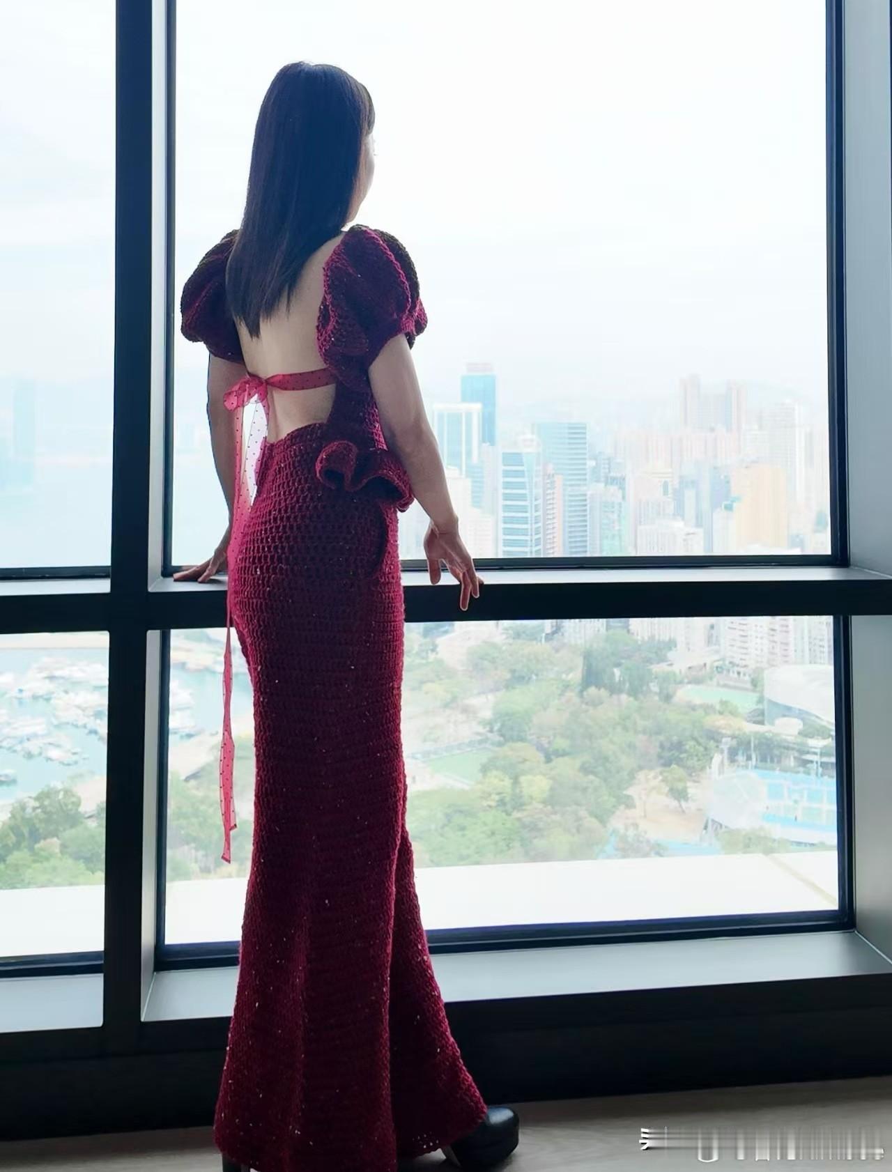 刘銮雄妻子甘比，手工编织的新年战袍已经准备好了！刘銮雄的妻子甘比，是一个超级