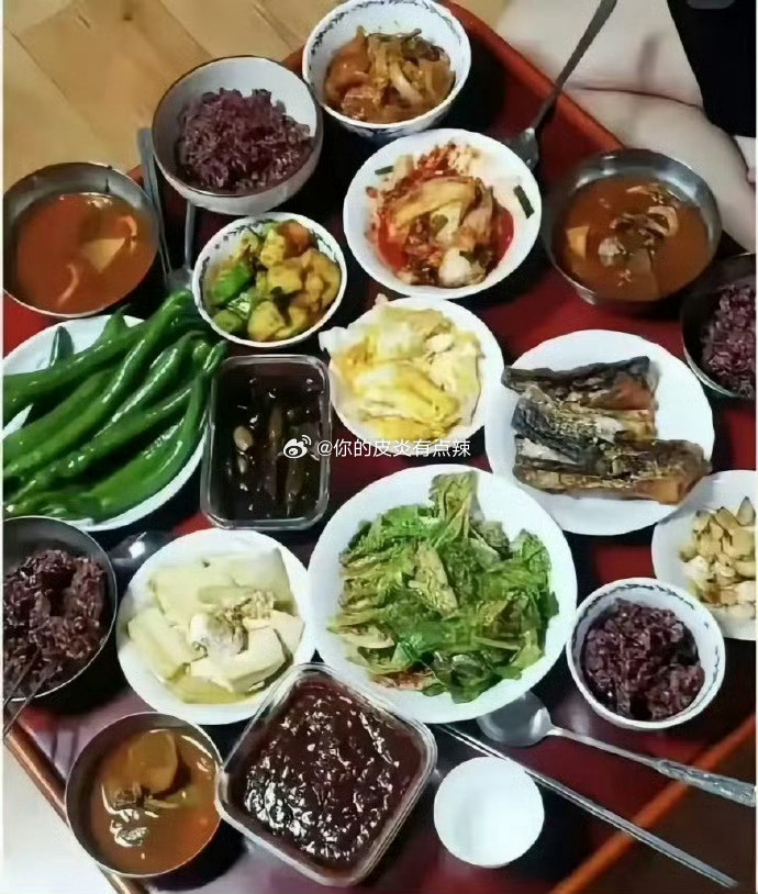 远嫁韩国妹妹发了个朋友圈：“韩国婆婆给她做的精美午餐，幸福感满满！”看来挺容易满