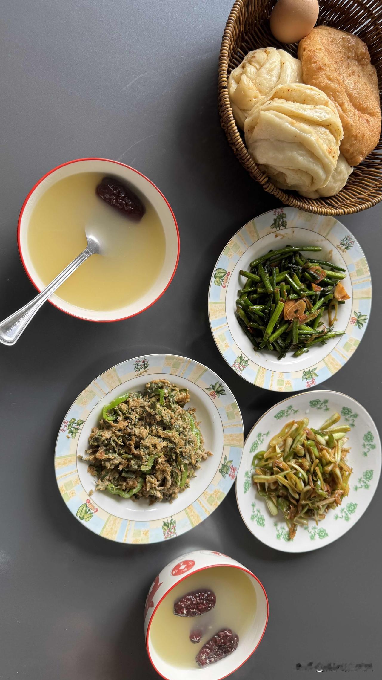 我现在觉得小日子过得挺滋润。每天山西小饭吃着，小米粥喝着，馒头花卷吃着，还真美