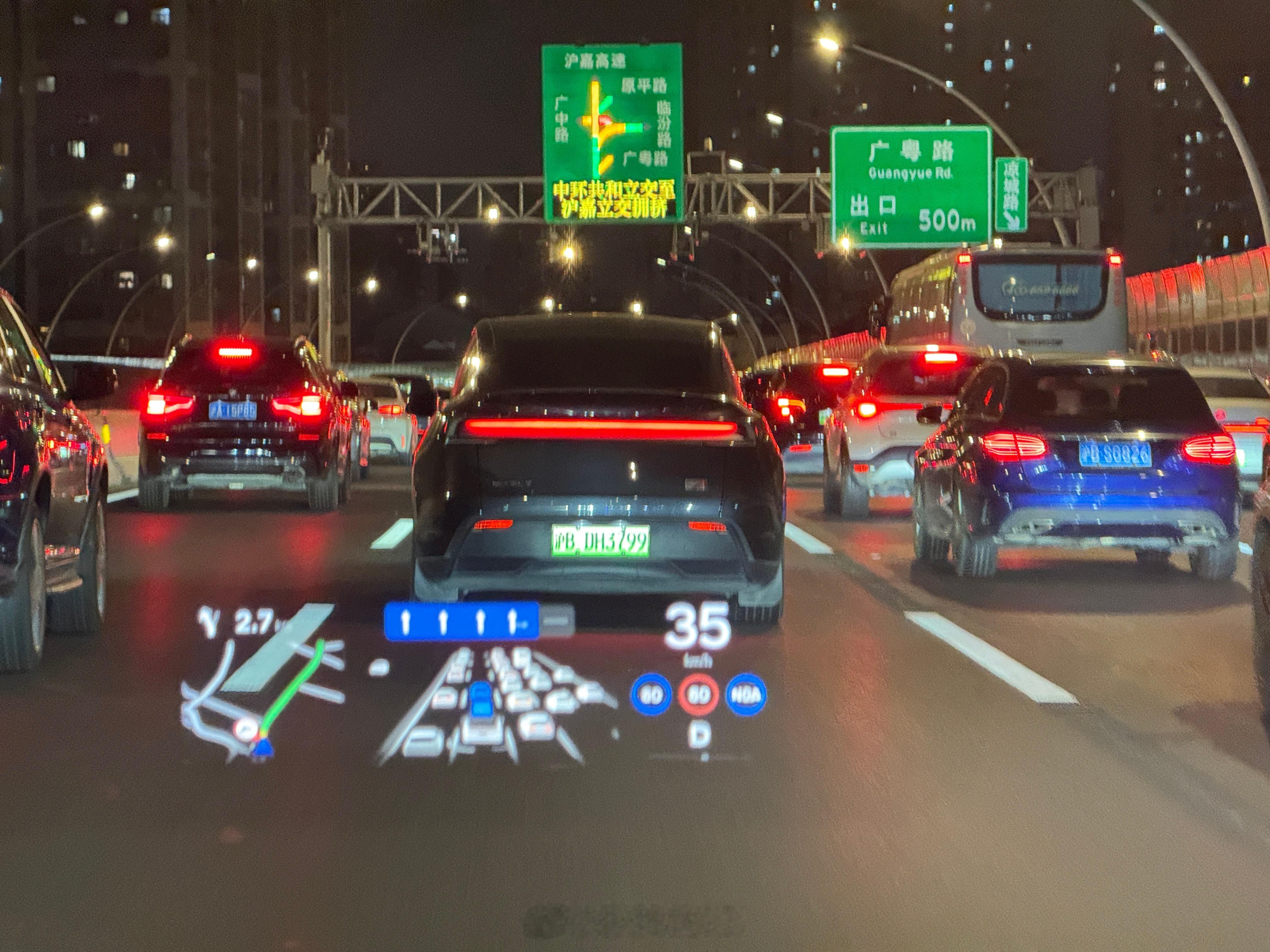 尾灯的贯穿式设计，往往是为了视觉上显得更宽。特斯拉ModelY则不一样，它的