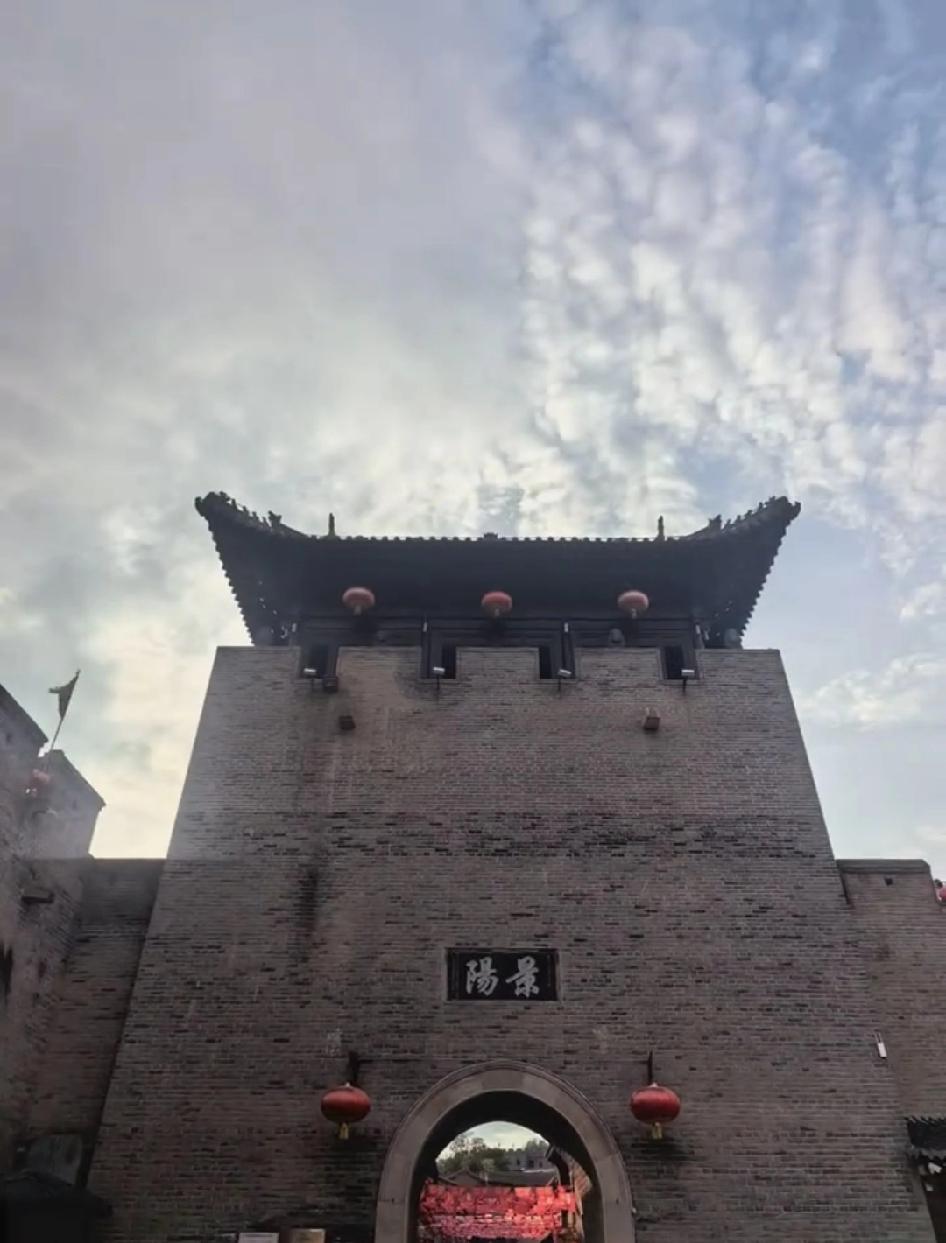 欧洲古堡是谁盖的？至今欧洲人还在说那些远离城镇的古堡是他们国王住的，这种逻辑根本