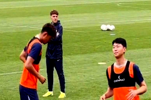 山东泰山队打响反击战，教练组最关键的一块拼图恩里克终于归位了。功勋助教恩