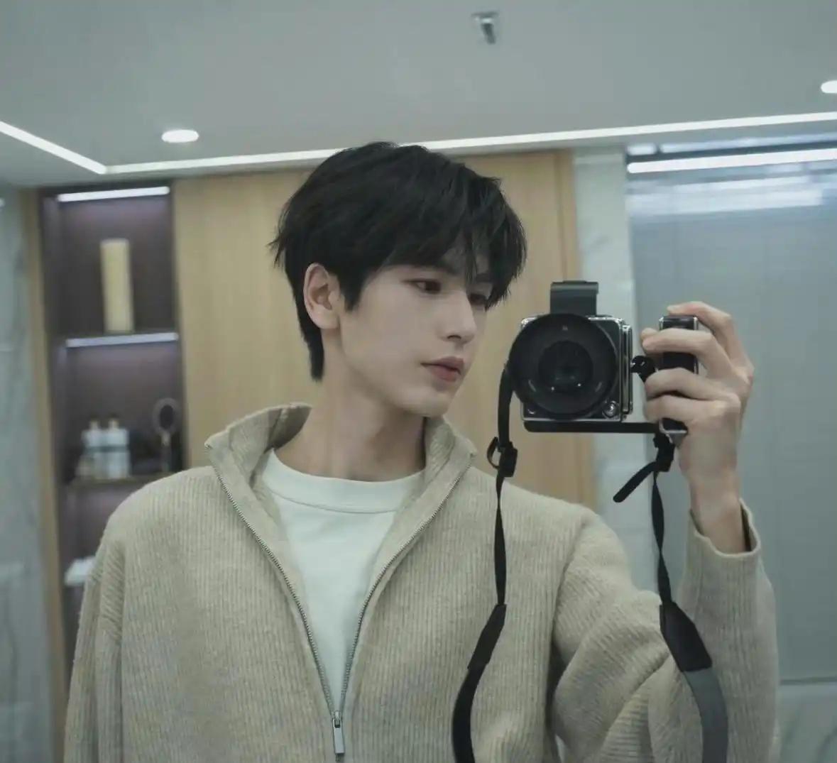 一张无文案的云朵照片引爆全网：张凌赫用灰调云层与自然光影的极简美学，掀起全民晒云