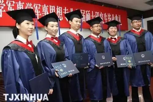 军校毕业生要取消西式学位服每到毕业季，不少军校学员身披西式学位服敬礼留影，