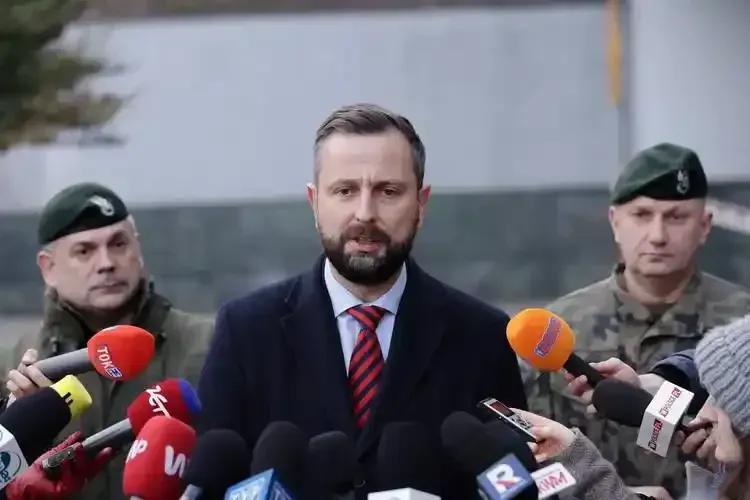 波兰终于开始变得明智了！波兰国防部长瓦迪斯瓦夫·科西尼亚克认为，邀请乌克兰总