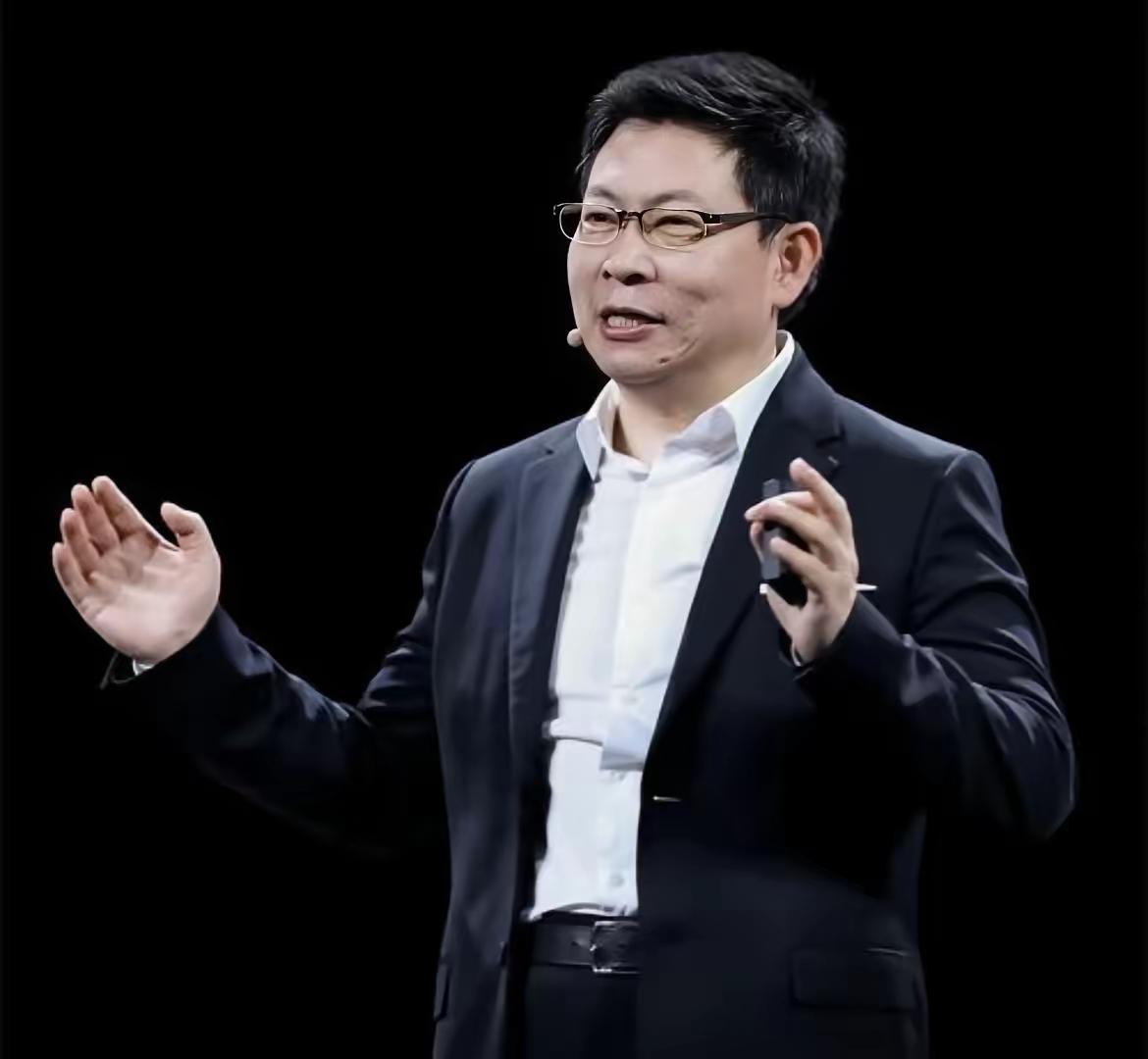 说实话，我始终觉得余承东站在发布会聚光灯里，像把无线基站搬到剧场——技术很硬，气