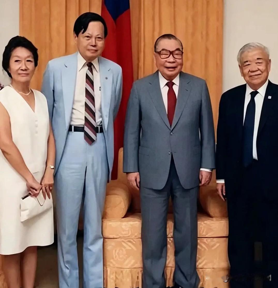 1986年，杨振宁携夫人杜致礼回到台湾，与李焕（右二）、吴大猷的一张十分珍贵的合