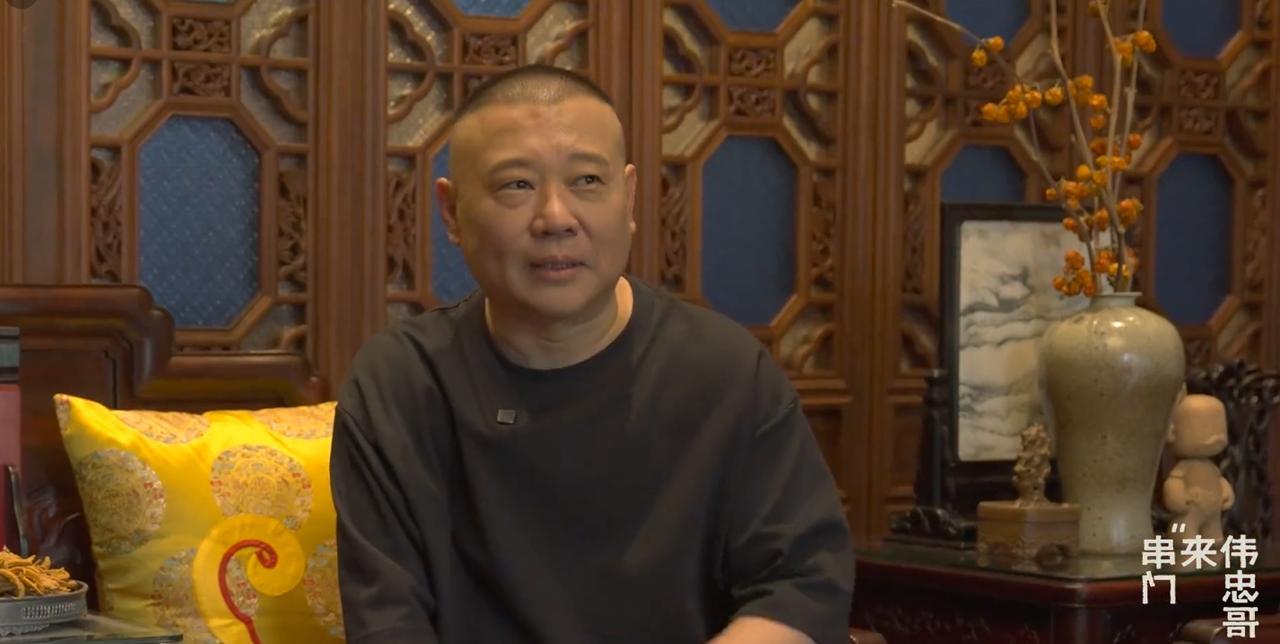 郭德纲在天津的豪宅曝光。屋内，各种昂贵的中式家具、摆件，令人瞠目结舌。屋外，小桥