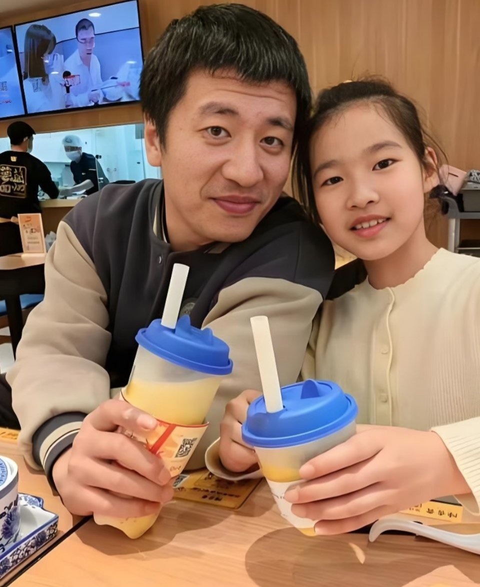 张雪峰去世当天最后一个视频边吃边播，吃的是外卖，相当油腻。感觉他的精神压力和身