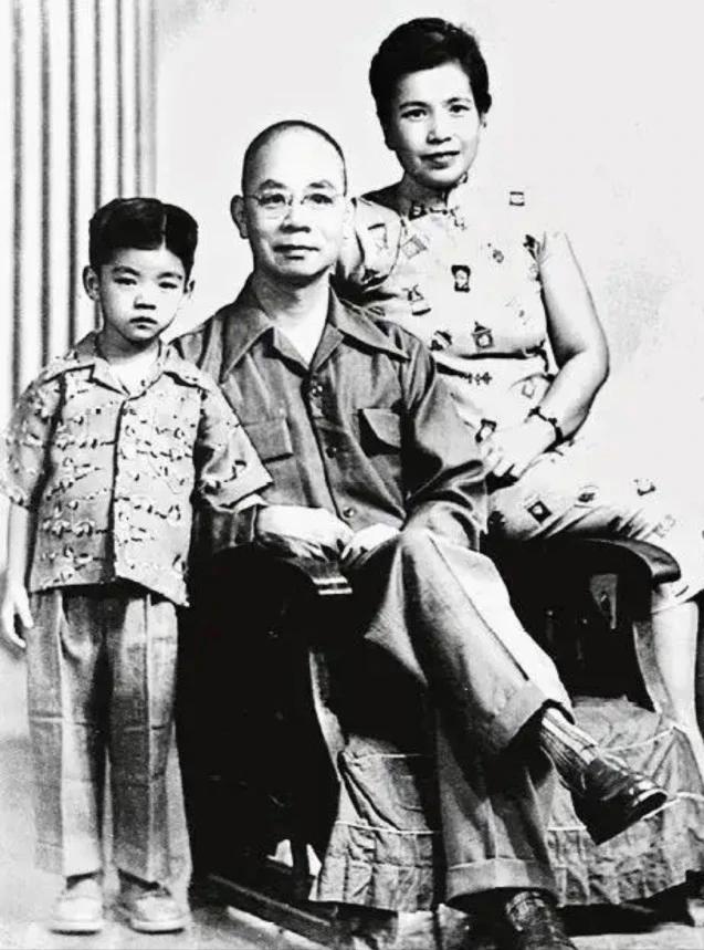 终于知道：这部剧为什么改名叫“沉默的荣耀”了…… 原来，吴石将军牺牲后，整整